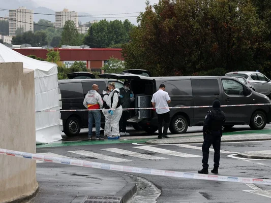 Enquêteurs et policiers sur une scène de crime à Marseille après une fusillade.