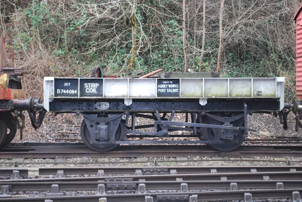 Wagon plat B744084 destiné au transport de bobines d'acier pour l'usine British Steel d'Abbey Works à Port Talbot.