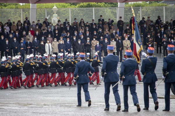 Défilé du 14 juillet 2021 : les saint-cyriens et les élèves de l'EMIA paradent sur les Champs-Élysées.