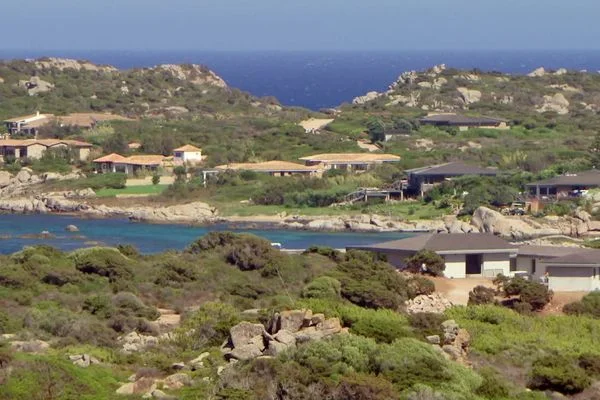 L'île de Cavallo, surnommée « l'île aux milliardaires », avec ses habitations et son littoral préservé.