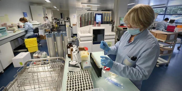 Un technicien de laboratoire effectue des analyses dans un laboratoire Cerballiance.