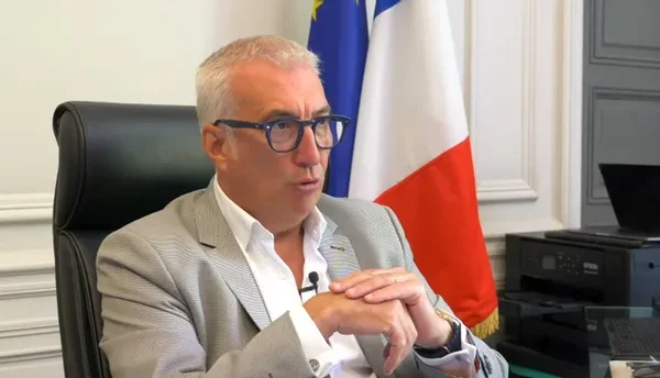 Christophe Rivenq, maire d'Alès, dans son bureau avec les drapeaux français et européen.