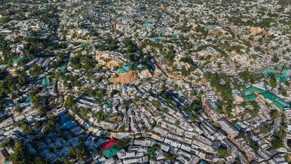 Vue aérienne d'un camp de réfugiés rohingyas densément peuplé.