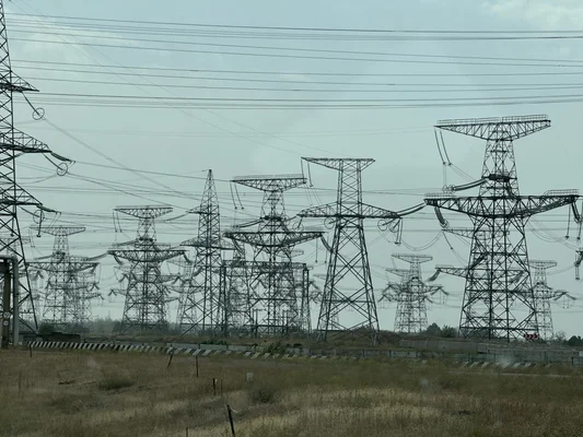 Centrale nucléaire de Zaporijjia (ZNPP), Ukraine, le 4 septembre 2024. Vue des infrastructures électriques sous un ciel couvert. Crédit photo : Fredrik Dahl / AIEA.