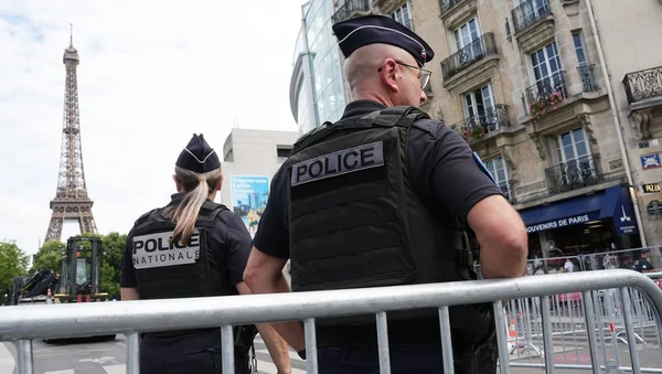 Policiers français en patrouille près de la tour Eiffel lors des JO de Paris 2024.
