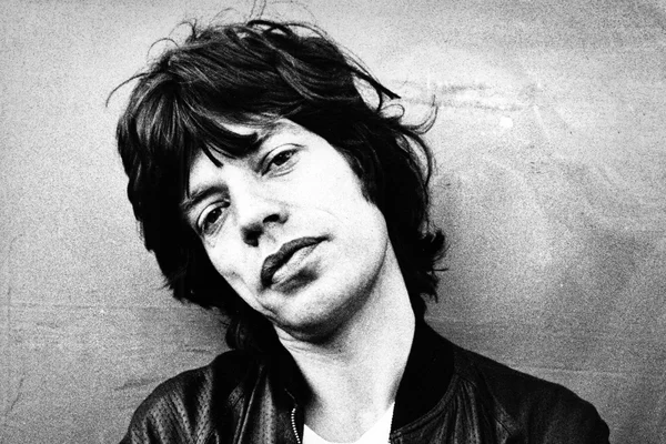 Portrait en noir et blanc de Mick Jagger en veste de cuir.