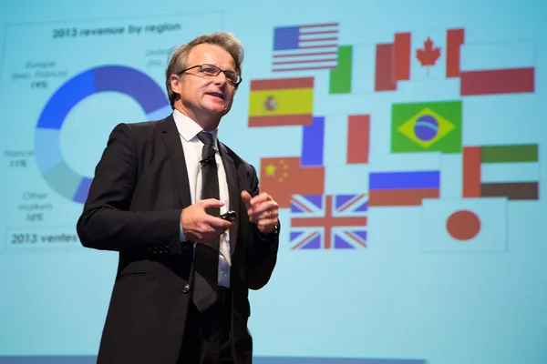 Jean-Baptiste Voisin, directeur de la stratégie du groupe LVMH, lors de la cérémonie de clôture du X-Forum à l'École polytechnique.