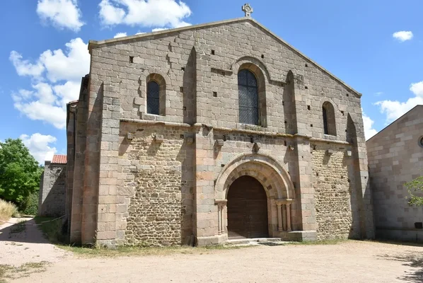 Façade de l'église abbatiale de Bellaigue, dans le Puy-de-Dôme.
