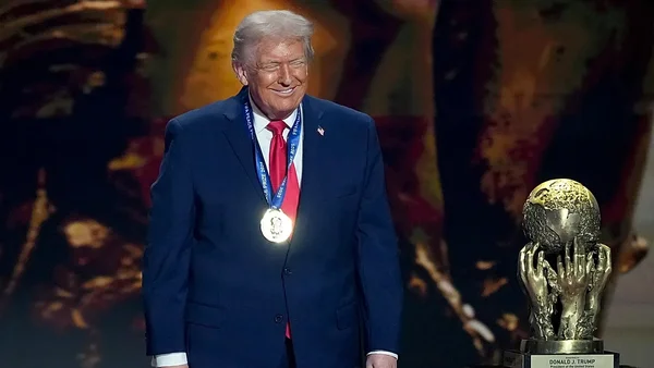 Donald Trump recevant le premier Prix de la Paix de la FIFA lors du tirage au sort du Mondial 2026.
