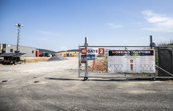 Entrée d'un chantier de construction lié au projet de centre de données.