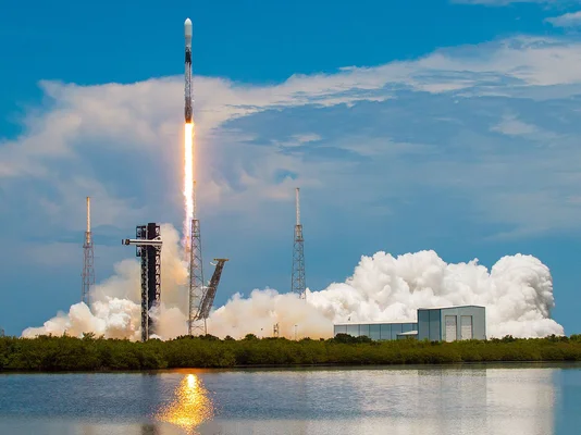 Lancement d'une fusée SpaceX transportant des satellites Starlink V3, offrant des débits Internet dix fois plus rapides.