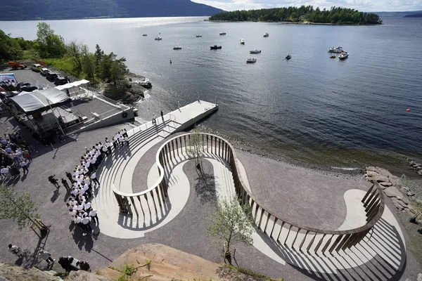 Inauguration du mémorial aux victimes du massacre d'Utøya, sur la promenade en bord de mer.