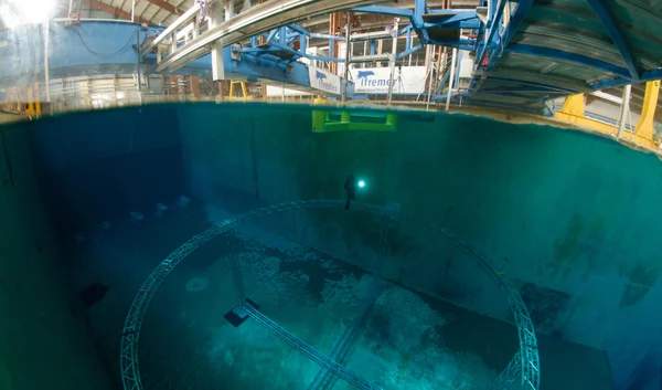 Simulation de maintenance sur une éolienne flottante dans le bassin d'essai d'IFREMER à Brest.