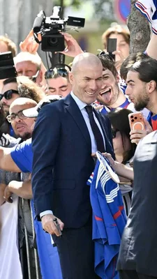 Zinédine Zidane accueilli par les supporters de l'équipe de France au siège de la FFF à Paris, le 28 juillet 2026.