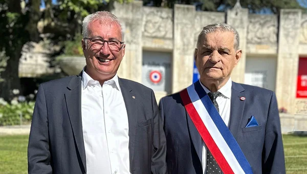 Max Roustan (à droite) recevant la Légion d'honneur.