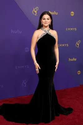 Selena Gomez sur le tapis rouge des Emmy Awards 2024, dans une robe noire brodée de cristaux.