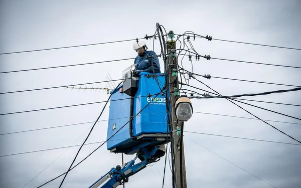 Un technicien Enedis intervient sur le réseau électrique après les orages, dans le Sud-Ouest.