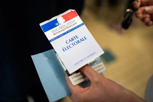 Carte électorale et enveloppe bleue, prêtes pour le vote aux municipales 2026.