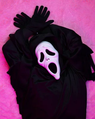 Ghostface dans une pose provocante sur fond rose pour son arrivée sur OnlyFans, avec la participation de Carmen Electra.