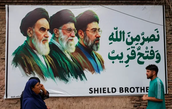 Bannère de propagande iranienne dans l'espace public, présentant des portraits de dirigeants religieux.