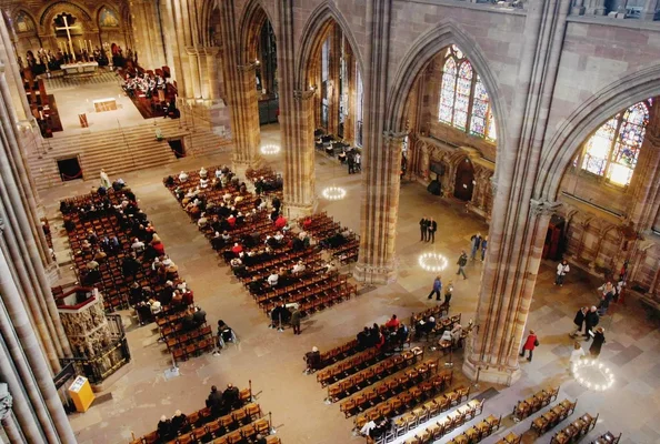 Intérieur de la cathédrale de Strasbourg, symbole du régime concordataire en Alsace.