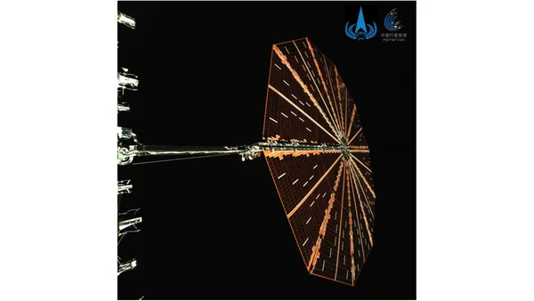 Image de la sonde Tianwen-2 avec son panneau solaire circulaire déployé dans l'espace.