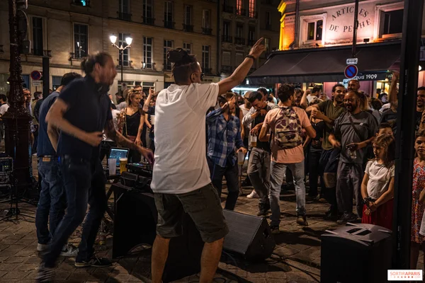 Hip-Hop Block Party dans une impasse du 11e arrondissement de Paris, foule en fête autour d'un DJ.