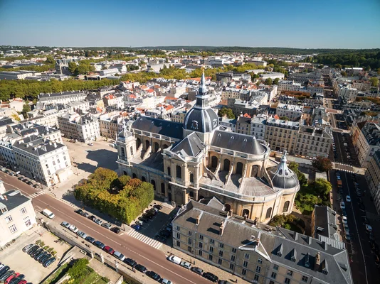 Vue aérienne de la cathédrale Saint-Louis de Versailles et de son quartier.