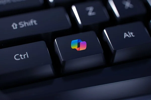 Touche Copilot de Microsoft sur un clavier noir, entre les touches Ctrl et Alt.