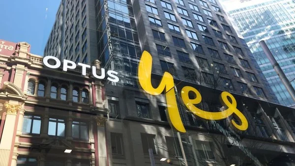 L'enseigne d'Optus et son logo 'yes' dans un paysage urbain australien.
