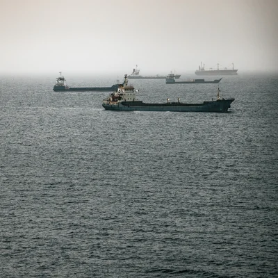 Des navires marchands ancrés dans le détroit d'Ormuz, théâtre de récentes attaques.