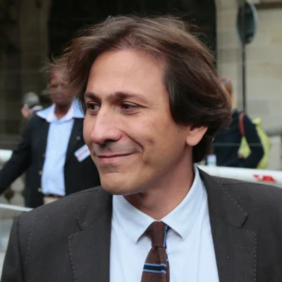 Jérôme Guedj, député socialiste, souriant en extérieur.