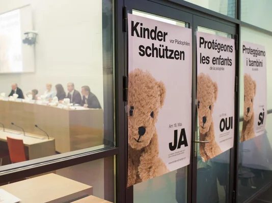 Réunion sur la thérapie pour personnes attirées par les enfants : les affiches de prévention sont apposées sur les vitres.