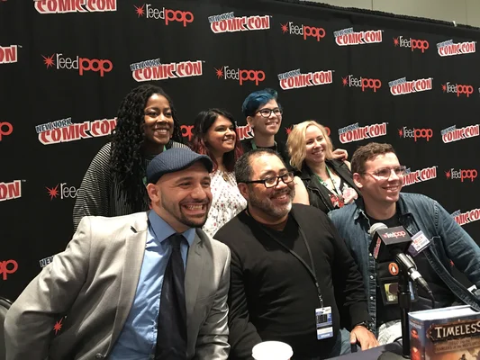 Tomi Adeyemi (au centre, rangée arrière) et d'autres auteurs et illustrateurs de fantasy lors d'une table ronde au New York Comic Con 2017.
