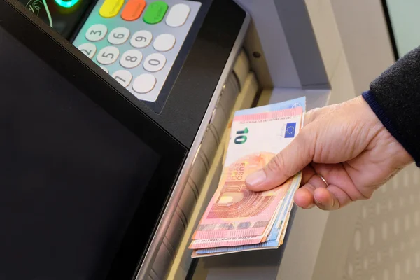 Retrait de billets en euros à un distributeur automatique.