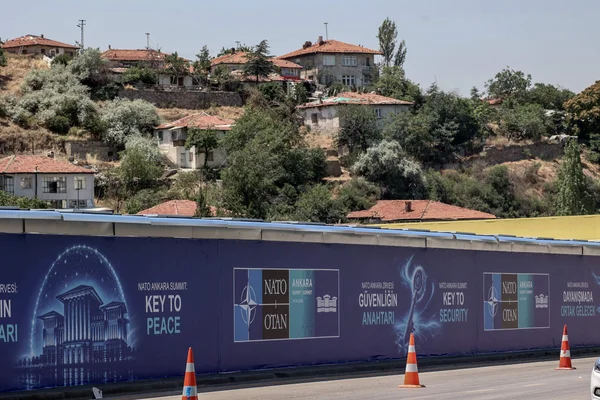 Palissade publicitaire du sommet de l'OTAN à Ankara, avec des slogans en anglais et en turc.