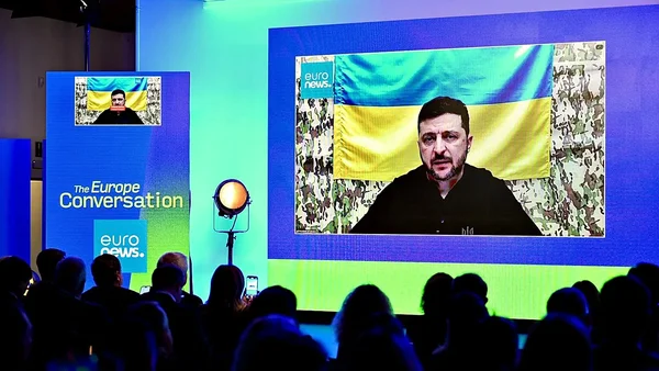 Volodymyr Zelenskyy s'adressant par liaison vidéo à l'audience de 'The Europe Conversation'