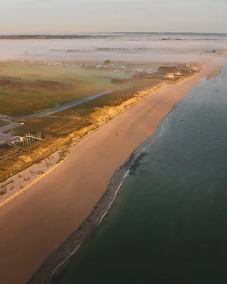 Utah Beach, plage du Débarquement en Normandie, photographiée au coucher du soleil.