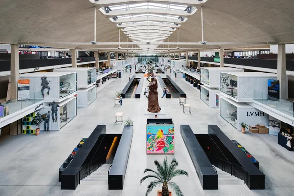 L'atrium de Station F orné d'œuvres d'art et de modules de travail contemporains.