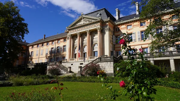 La Préfecture de la Savoie, symbole de la présence de l'État en région.