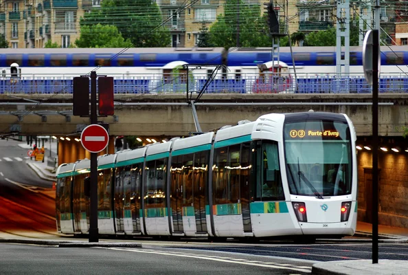 Un tramway et un train en Île-de-France, symboles des transports en commun de la région.