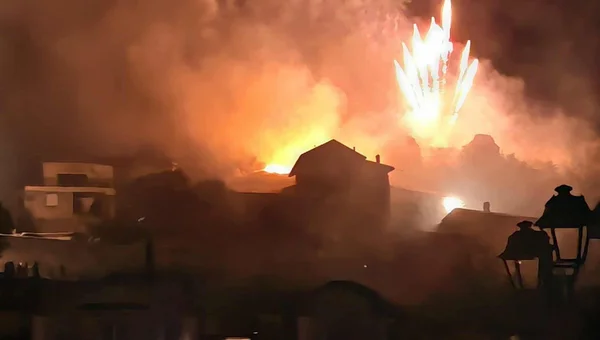Un feu d'artifice déclenchant un incendie lors d'une fête d'été à Charmes-sur-Rhône, illuminant le ciel nocturne.