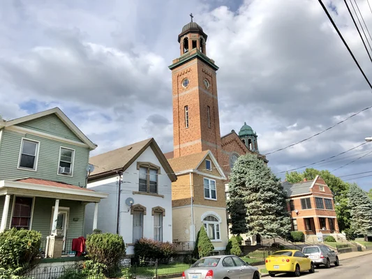 Quartier résidentiel d'Austinburg à Covington, Kentucky, avec l'église catholique Saint-Benoît.