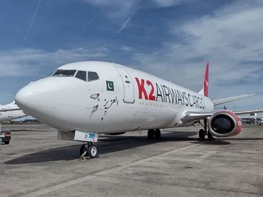 Un Boeing 737 cargo de K2 Airways stationné au sol, identique à l'appareil disparu.