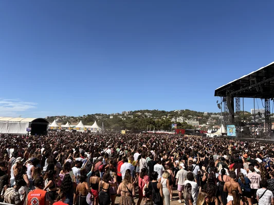 Scène principale du Delta Festival 2025, attirant une foule nombreuse sur les plages du Prado à Marseille.