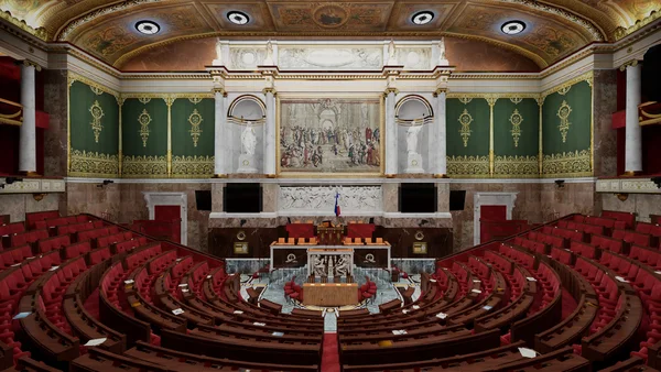 Hémicycle du Sénat au Palais du Luxembourg, avec ses sièges rouges et sa tapisserie ornementale.