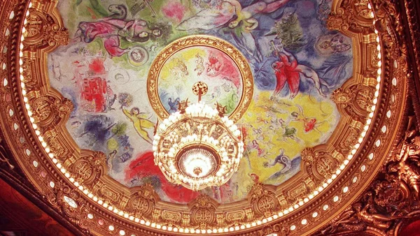 Opéra Garnier : l'œuvre de Chagall sera-t-elle démontée pour exhumer la peinture d'origine ?