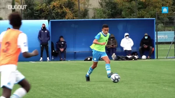 Un jeune talent lors d'un stage de détection à l'OM, dans une ambiance compétitive.