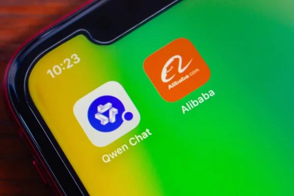 Écran de smartphone avec les applications Qwen Chat et Alibaba.
