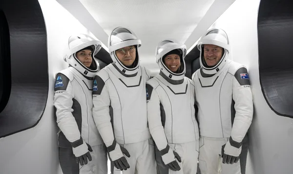 Quatre astronautes privés de la mission Fram2 en tenue SpaceX, prêts pour leur vol orbital polaire.